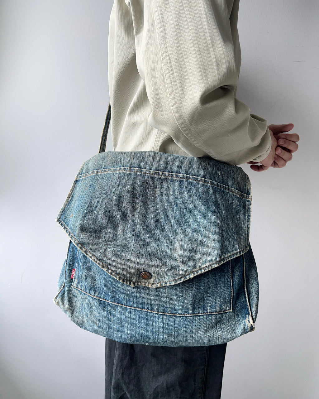 1980S FADED WASHED LEVI'S DENIM MESSENGER BAG (OS)