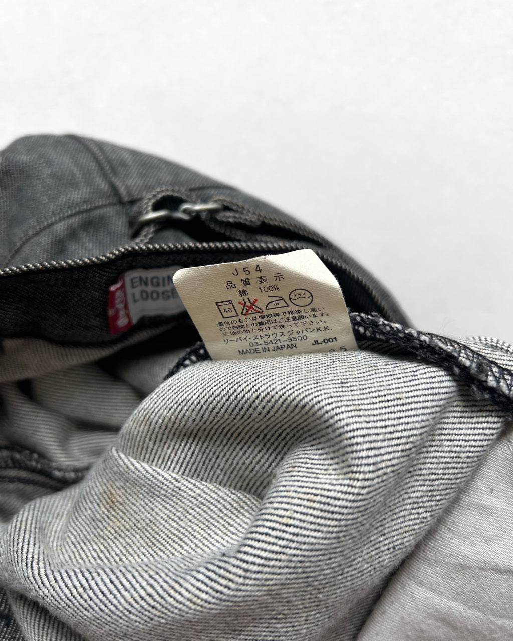 2000S LEVI'S ENGINEERED BUCKLE BACK JEANS (30-33)