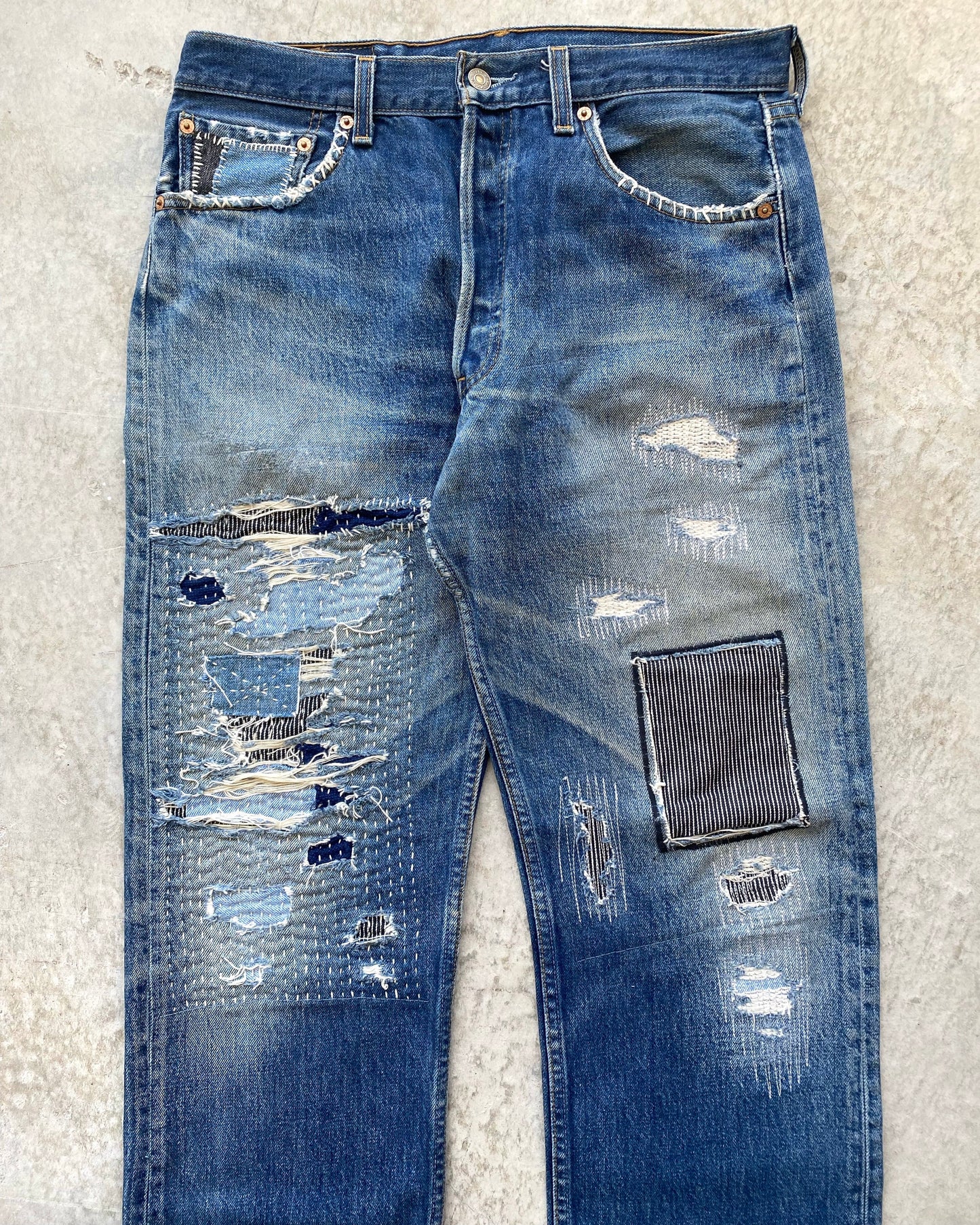 1990S SASHIKO PATCHED LEVI'S 501 JEANS (33X32)