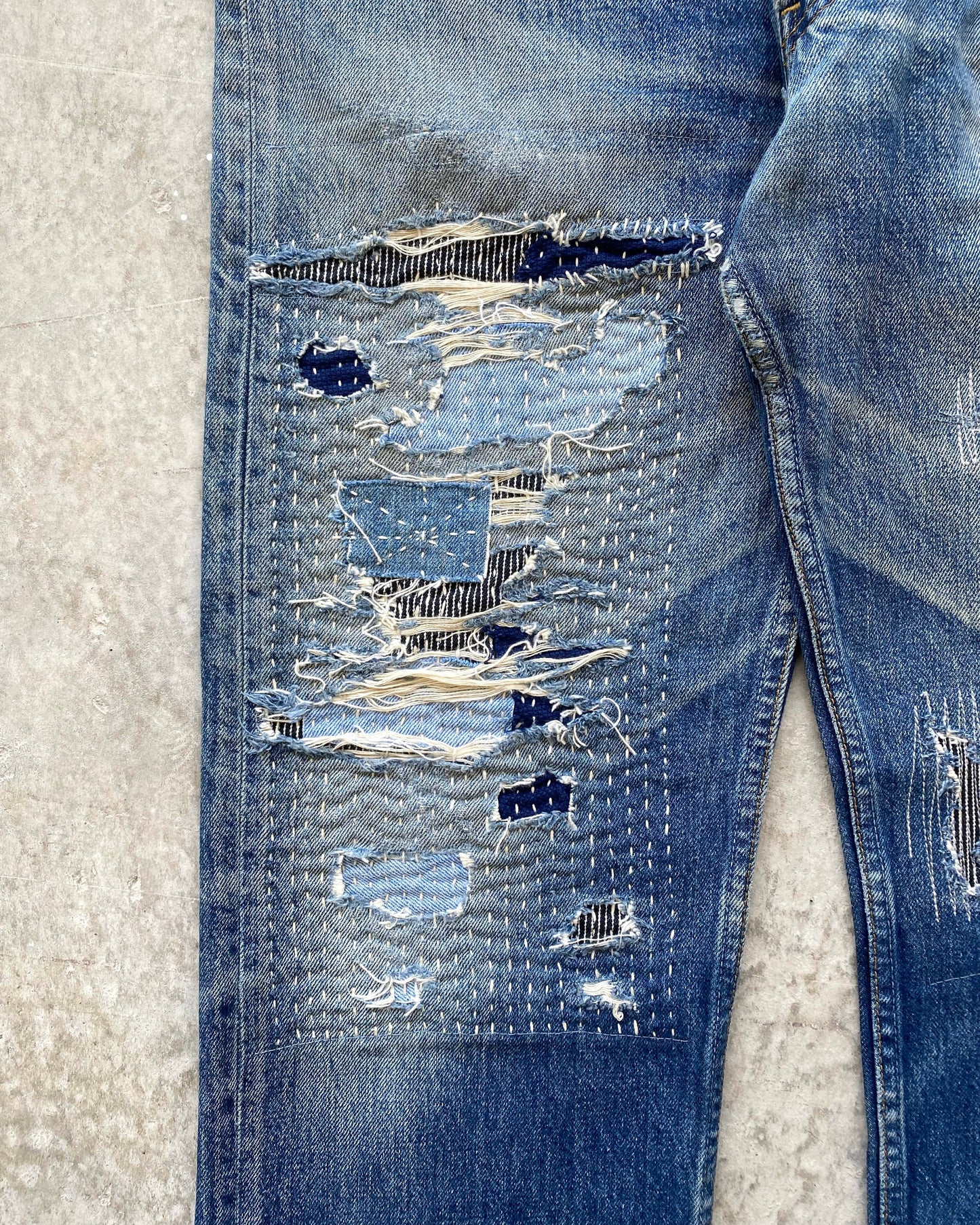 1990S SASHIKO PATCHED LEVI'S 501 JEANS (33X32)