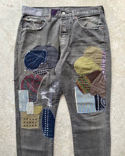 1990S FADED GREY LEVI'S 501 PATCHED JEANS (31X33)