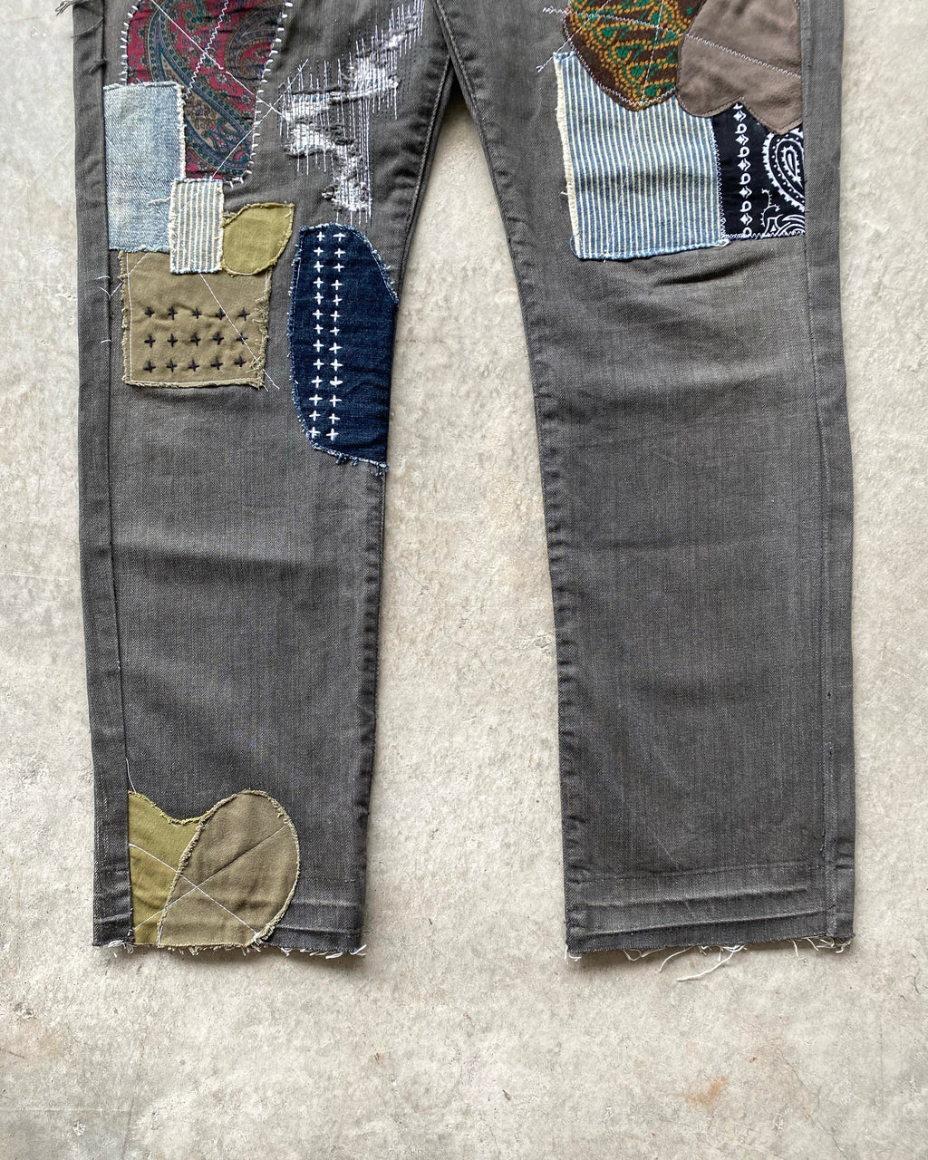 1990S FADED GREY LEVI'S 501 PATCHED JEANS (31X33)