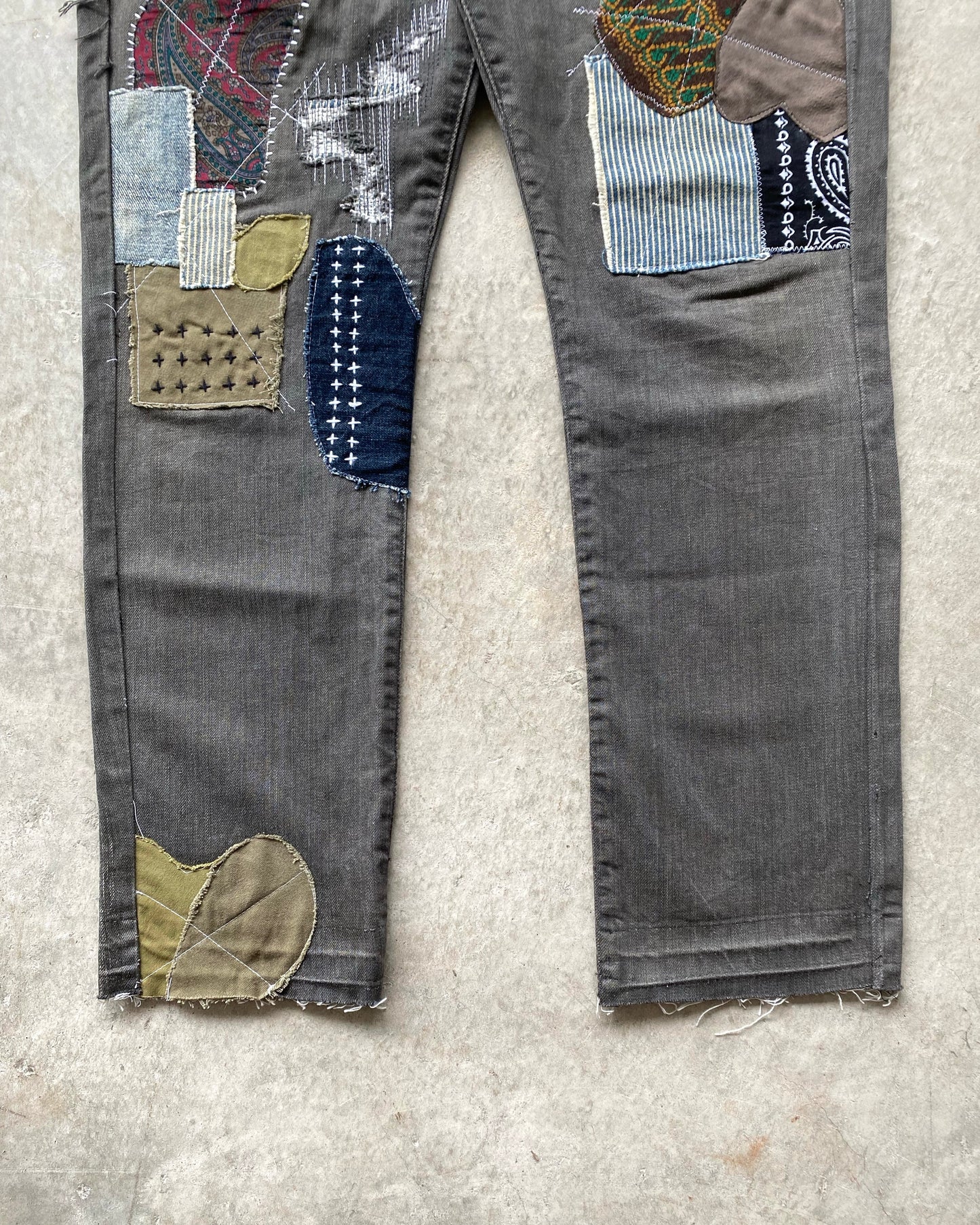 1990S FADED GREY LEVI'S 501 PATCHED JEANS (31X33)