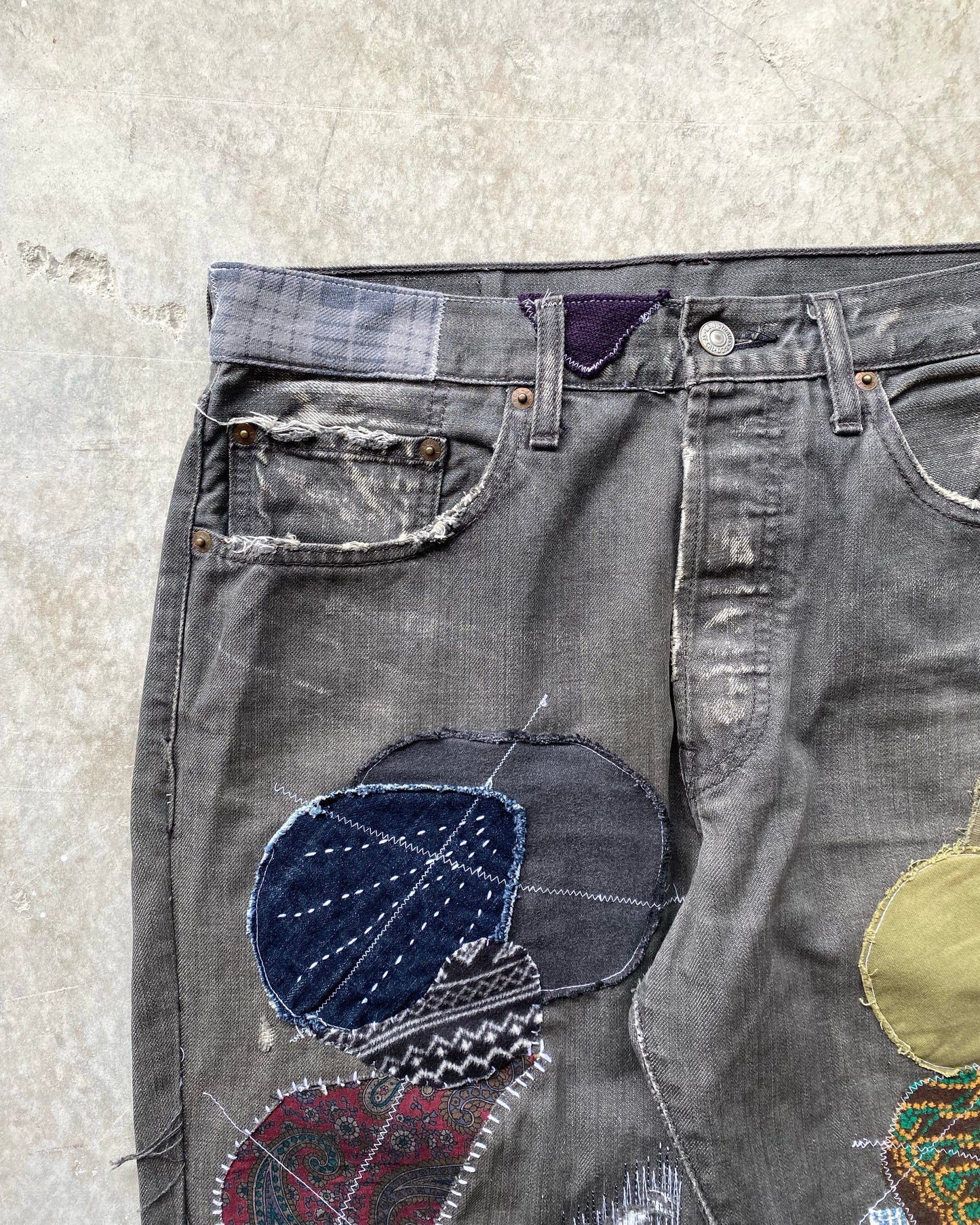 1990S FADED GREY LEVI'S 501 PATCHED JEANS (31X33)