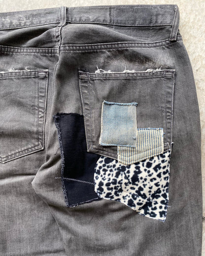 1990S FADED GREY LEVI'S 501 PATCHED JEANS (31X33)