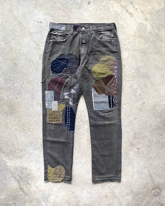 1990S FADED GREY LEVI'S 501 PATCHED JEANS (31X33)