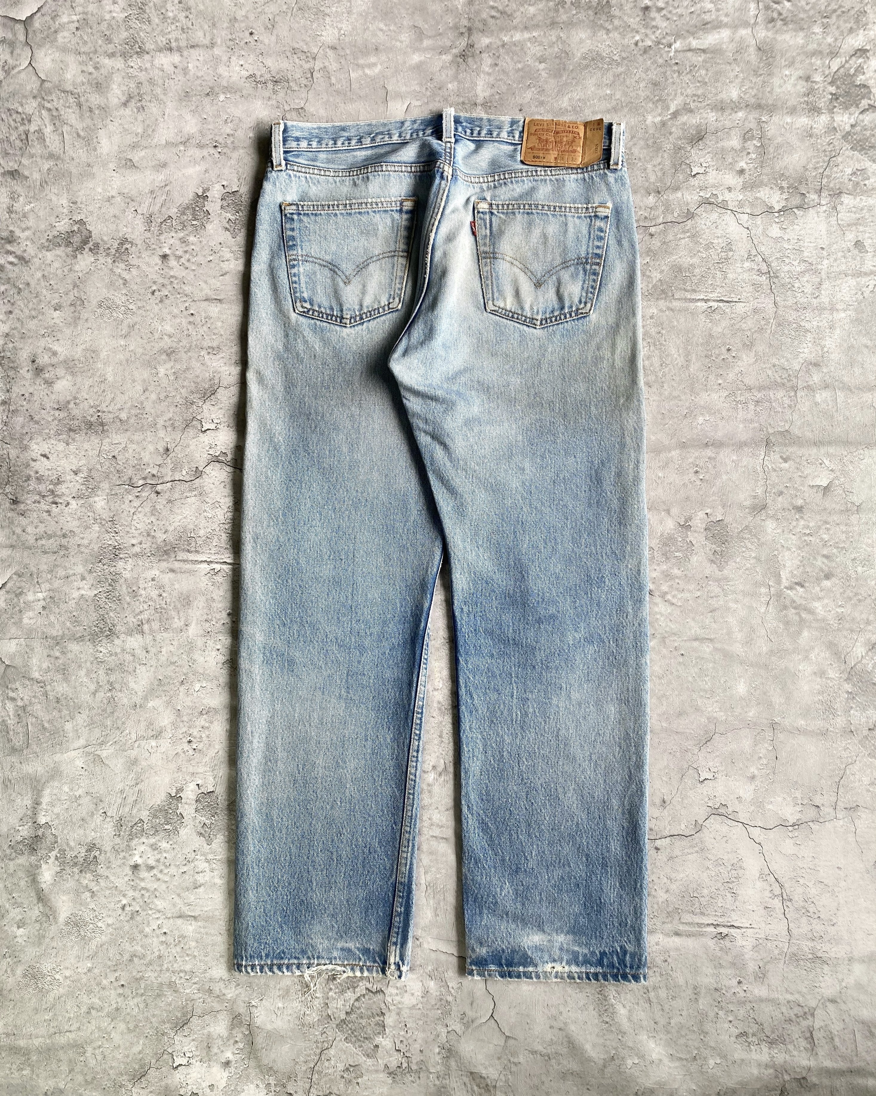 1990S FADED WASH LEVI'S 501 REPAIRED JEANS (36X32)