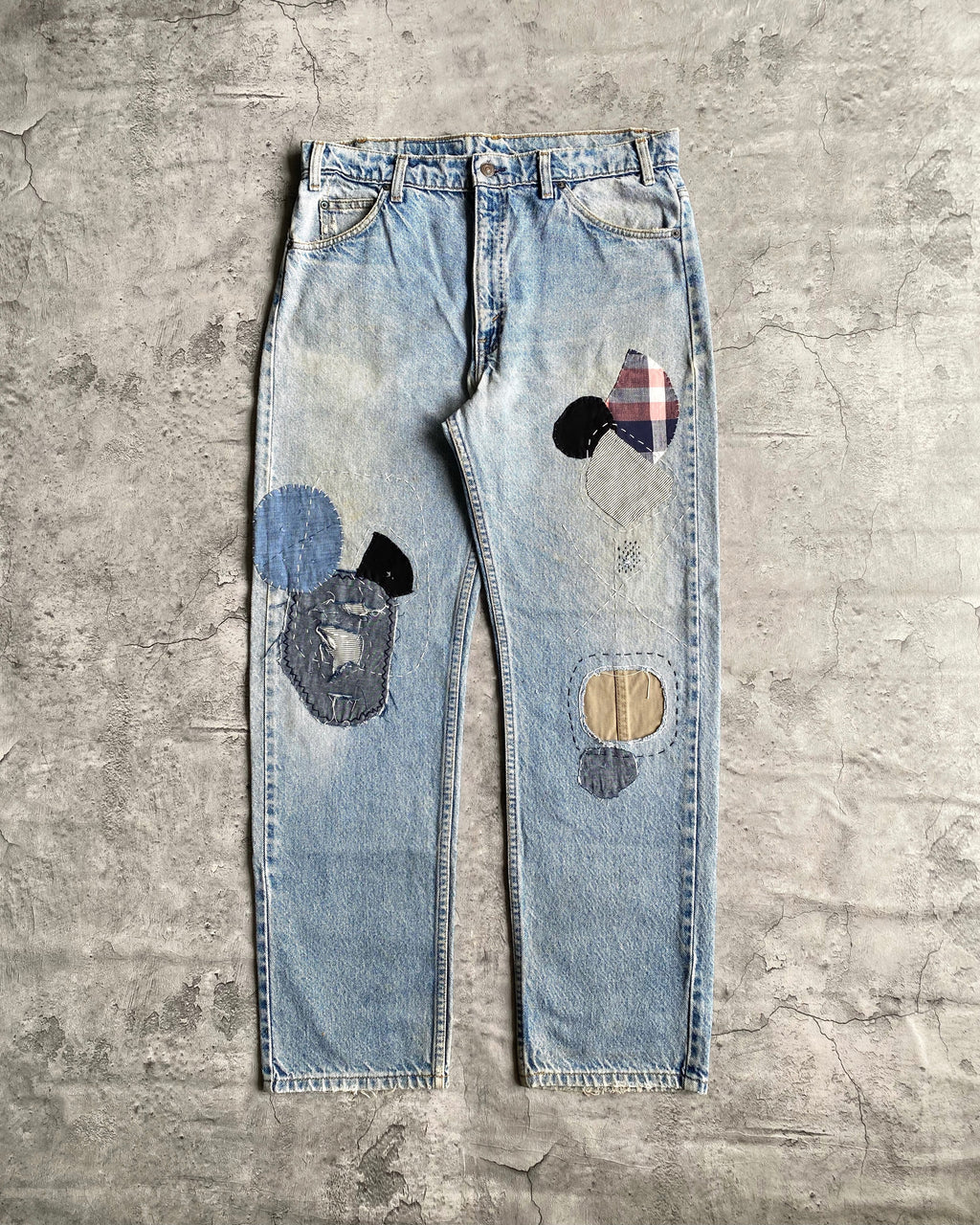 1990S LIGHT WASH LEVI'S 505 PATCHED JEANS (34X30)