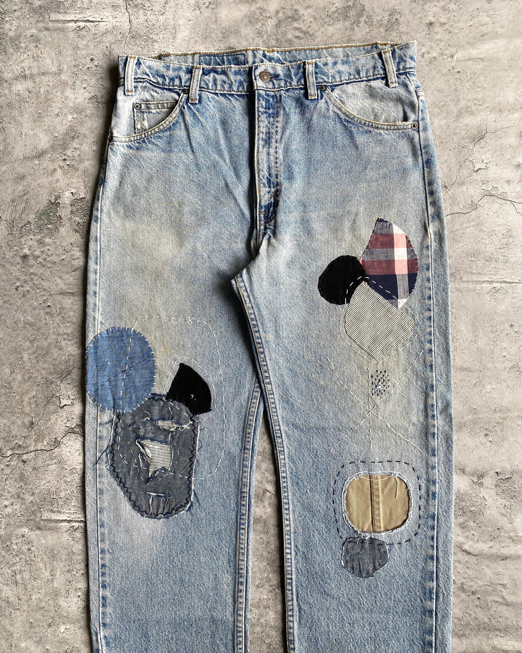 1990S LIGHT WASH LEVI'S 505 PATCHED JEANS (34X30)