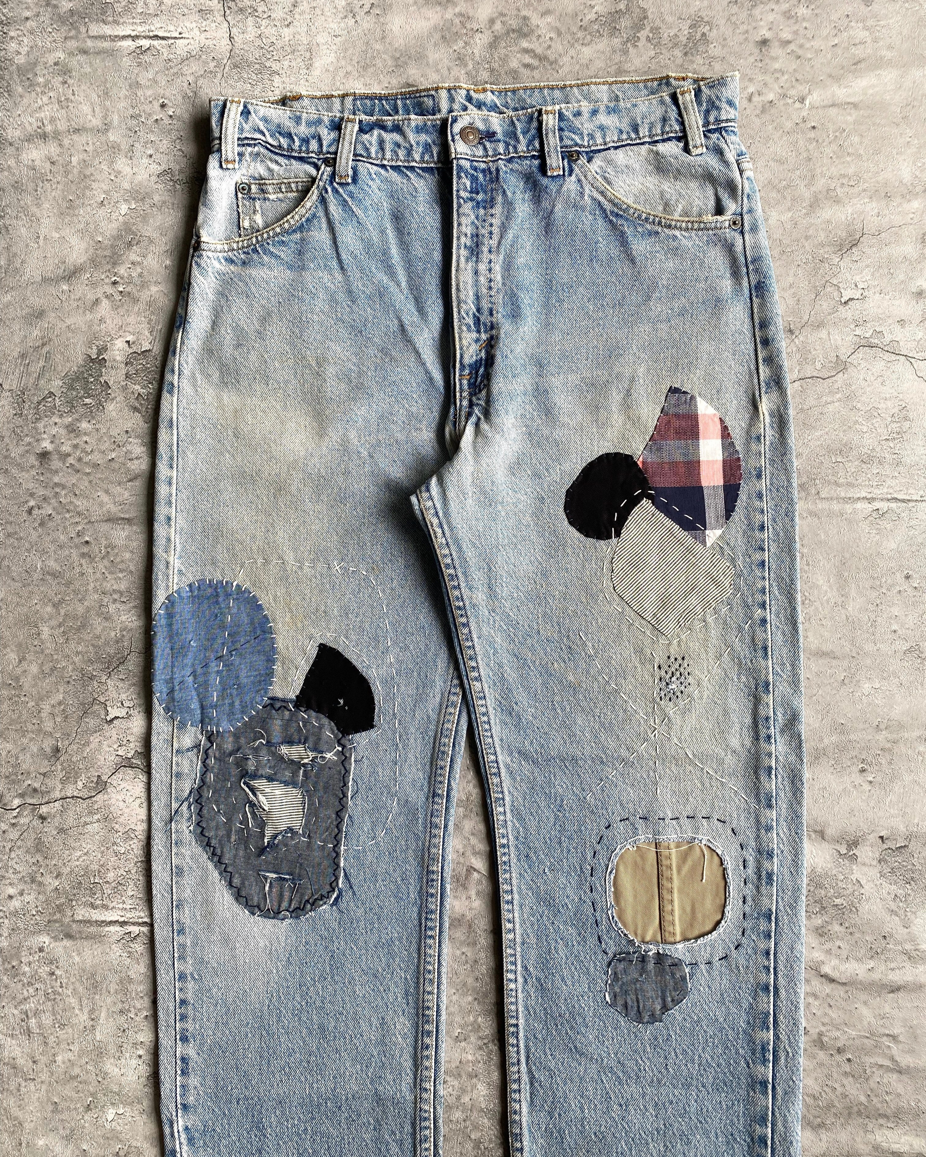 1990S LIGHT WASH LEVI'S 505 PATCHED JEANS (34X30)