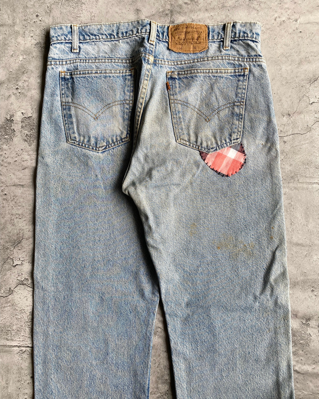 1990S LIGHT WASH LEVI'S 505 PATCHED JEANS (34X30)