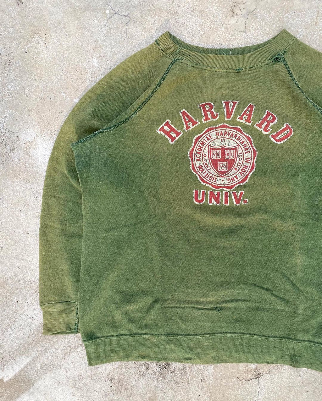 1960S SUN FADED ‘HARVARD UNIVERSITY’ RAGLAN SWEATSHIRT (S/M)