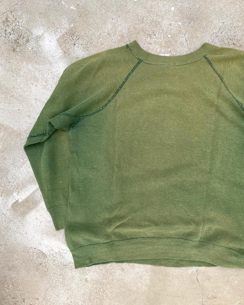 1960S SUN FADED ‘HARVARD UNIVERSITY’ RAGLAN SWEATSHIRT (S/M)