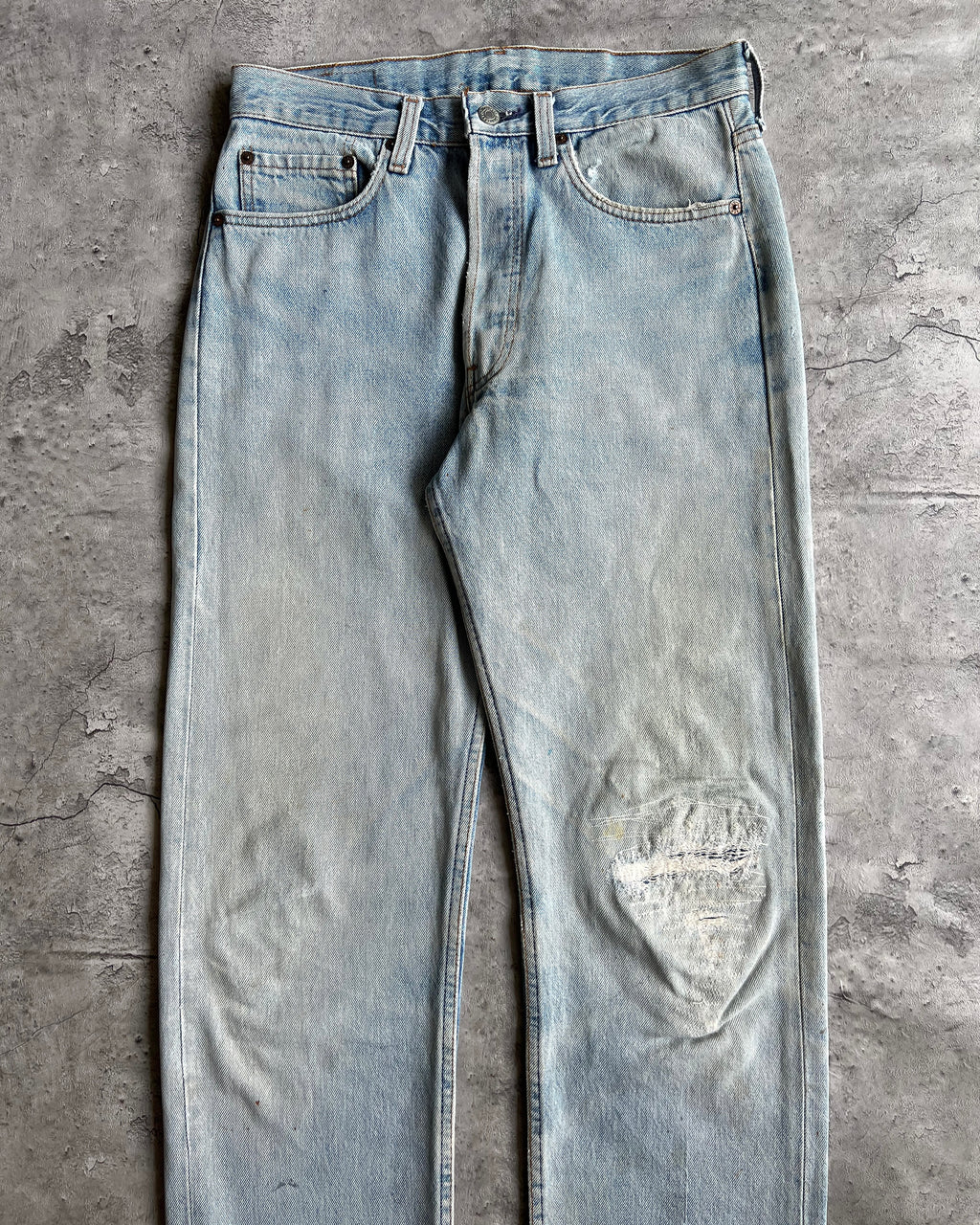 1980S LIGHT WASHED LEVI'S 501 REPAIRED JEANS (30X32)