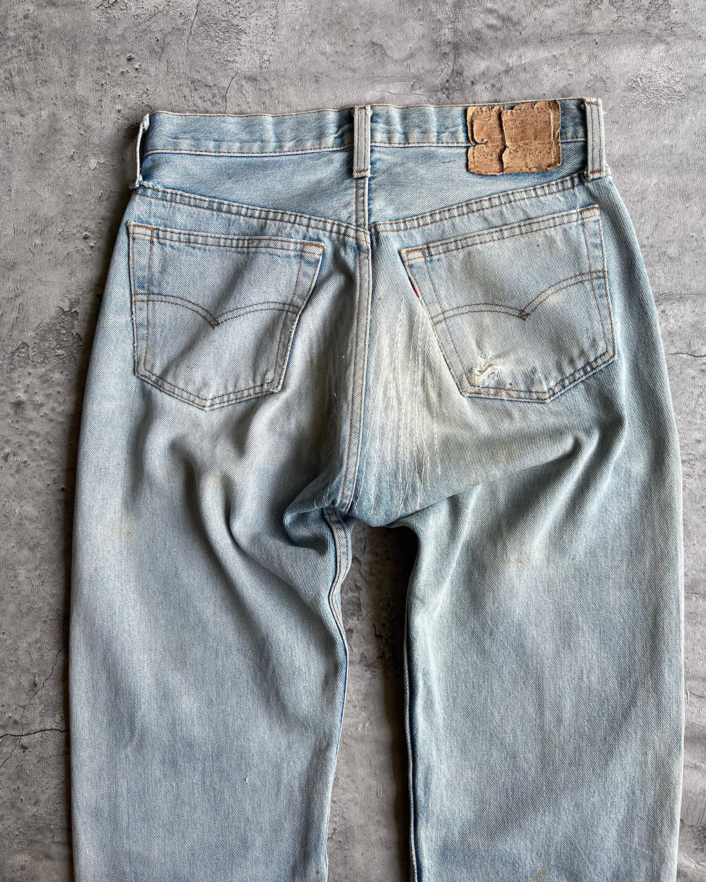 1980S LIGHT WASHED LEVI'S 501 REPAIRED JEANS (30X32)
