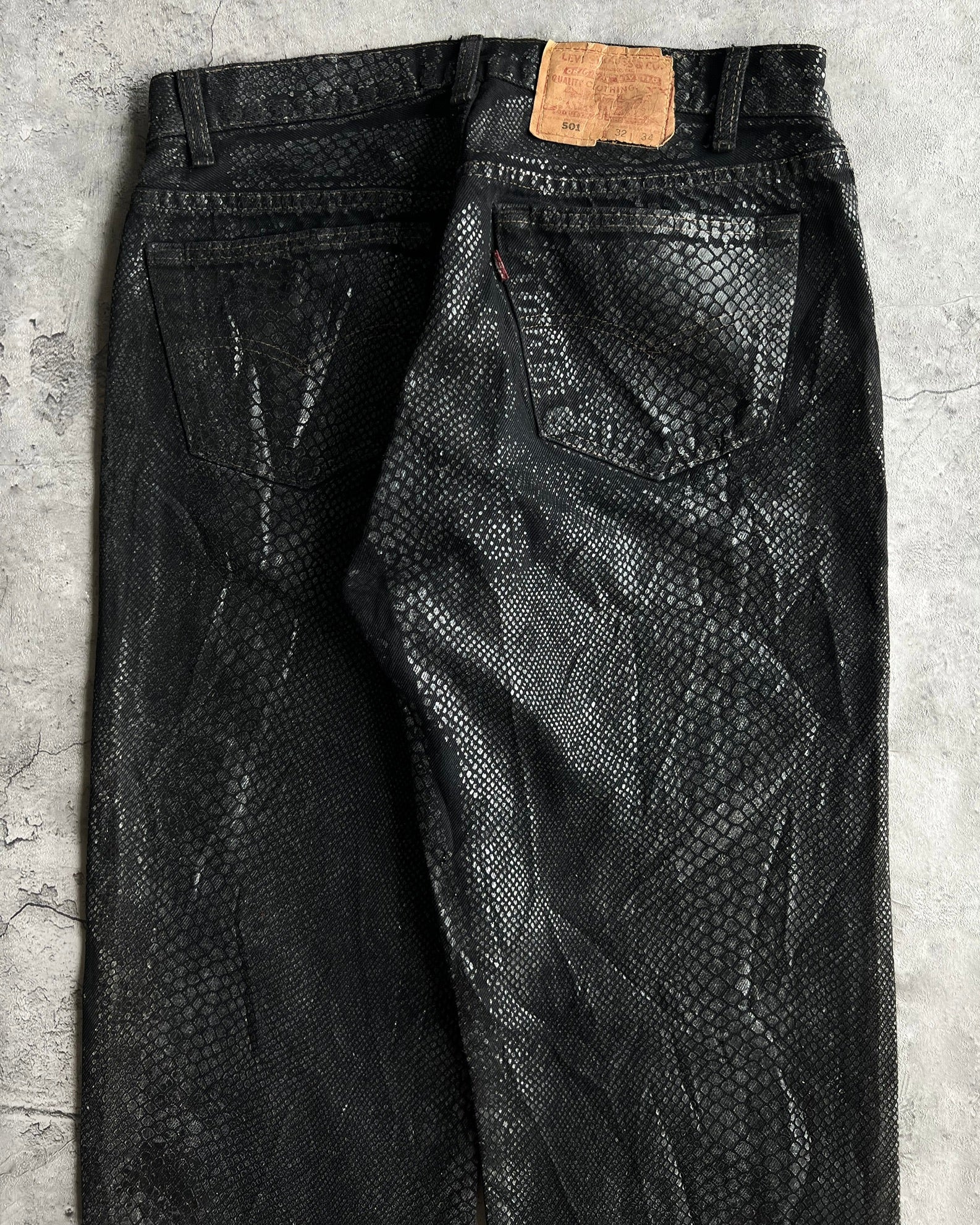 1990S BLACK WAXED SNAKE SKIN LEVI'S 501 JEANS (32X34)