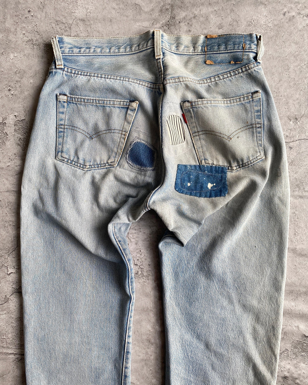 1980S FADED BLUE LEVI'S 501 REDLINE SELVEDGE REPAIRED JEANS (32X31)