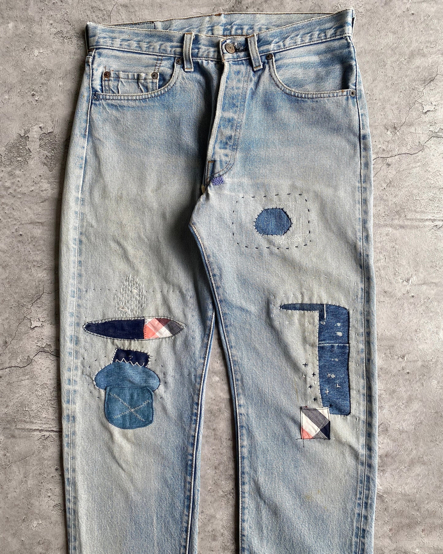 1980S FADED BLUE LEVI'S 501 REDLINE SELVEDGE REPAIRED JEANS (32X31)