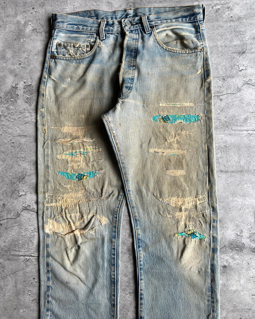 1980S FADED BLUE LEVI'S 501 REDLINE SELVEDGE REPAIRED JEANS (33X31)