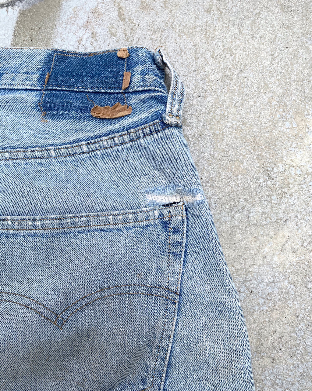 1970S LEVI’S 501 REPAIRED SELVEDGE JEANS (34X32)