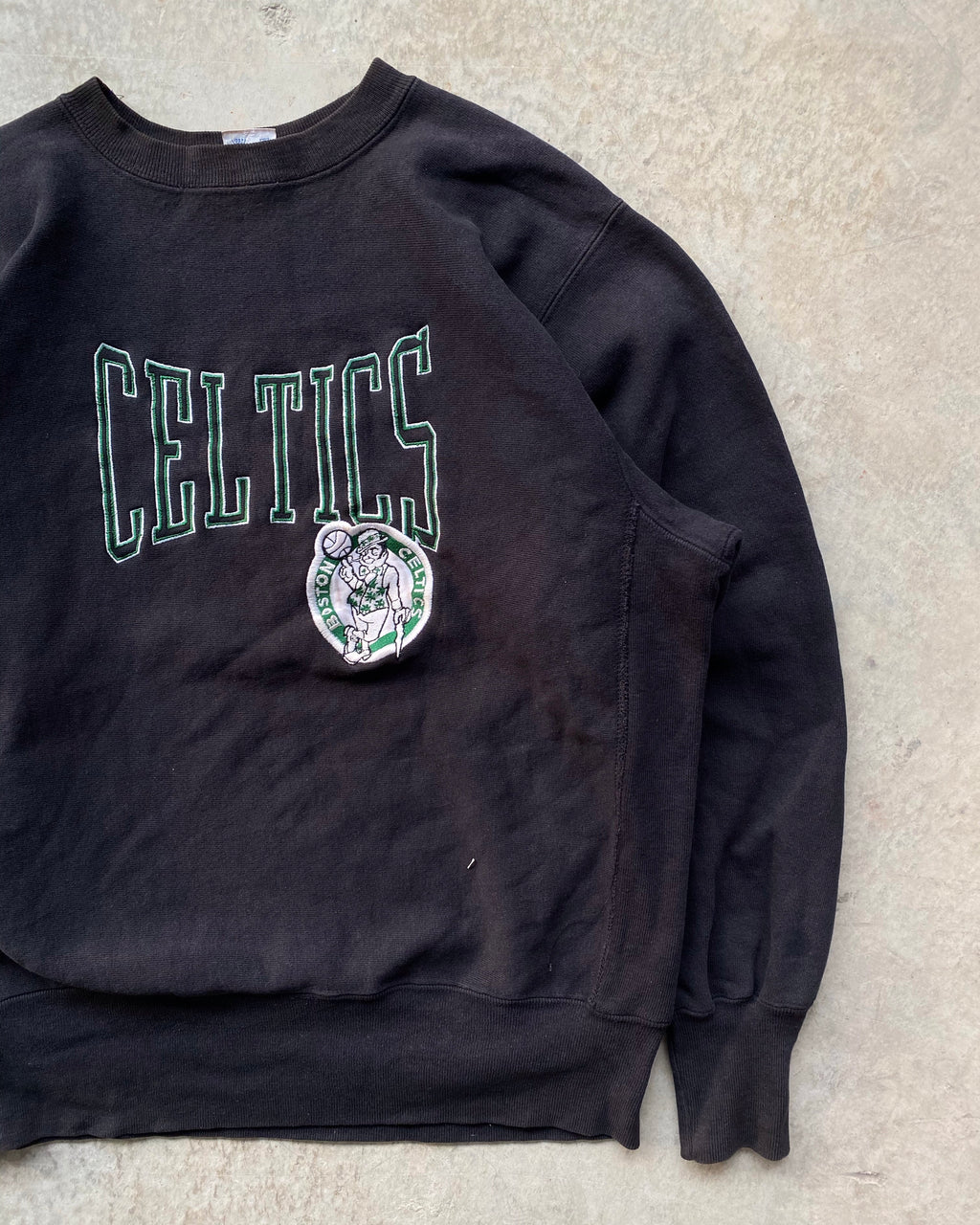 1990S BLACK 'BOSTON CELTICS' CHAMPION REVERSE WEAVE SWEATSHIRT (M-XL)