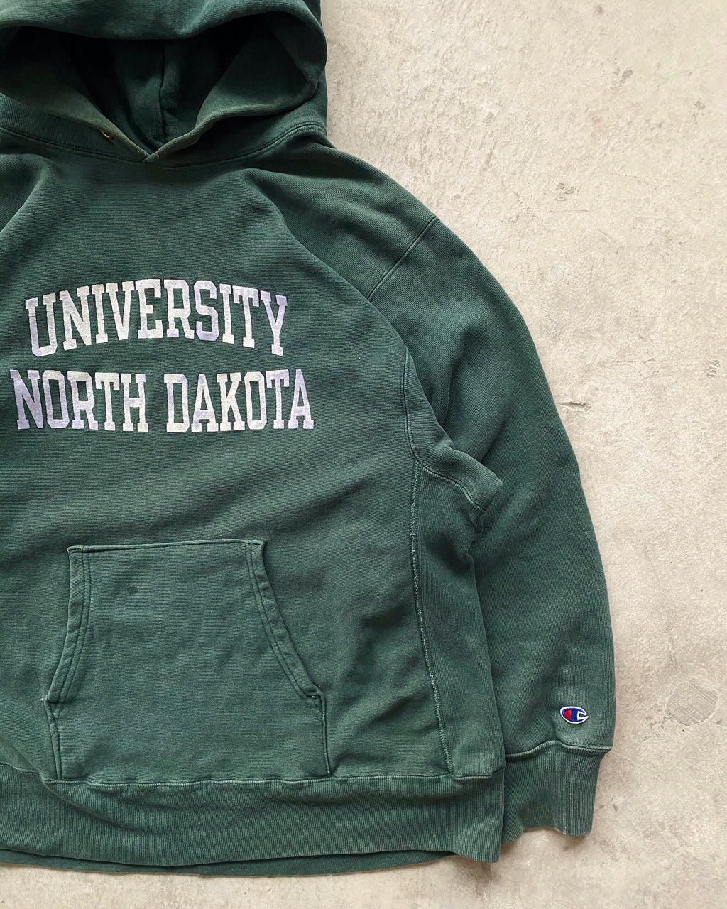 1980S 'UNIVERSITY NORTH DAKOTA' GREEN CHAMPION REVERSE WEAVE HOODIE (L-XXL)