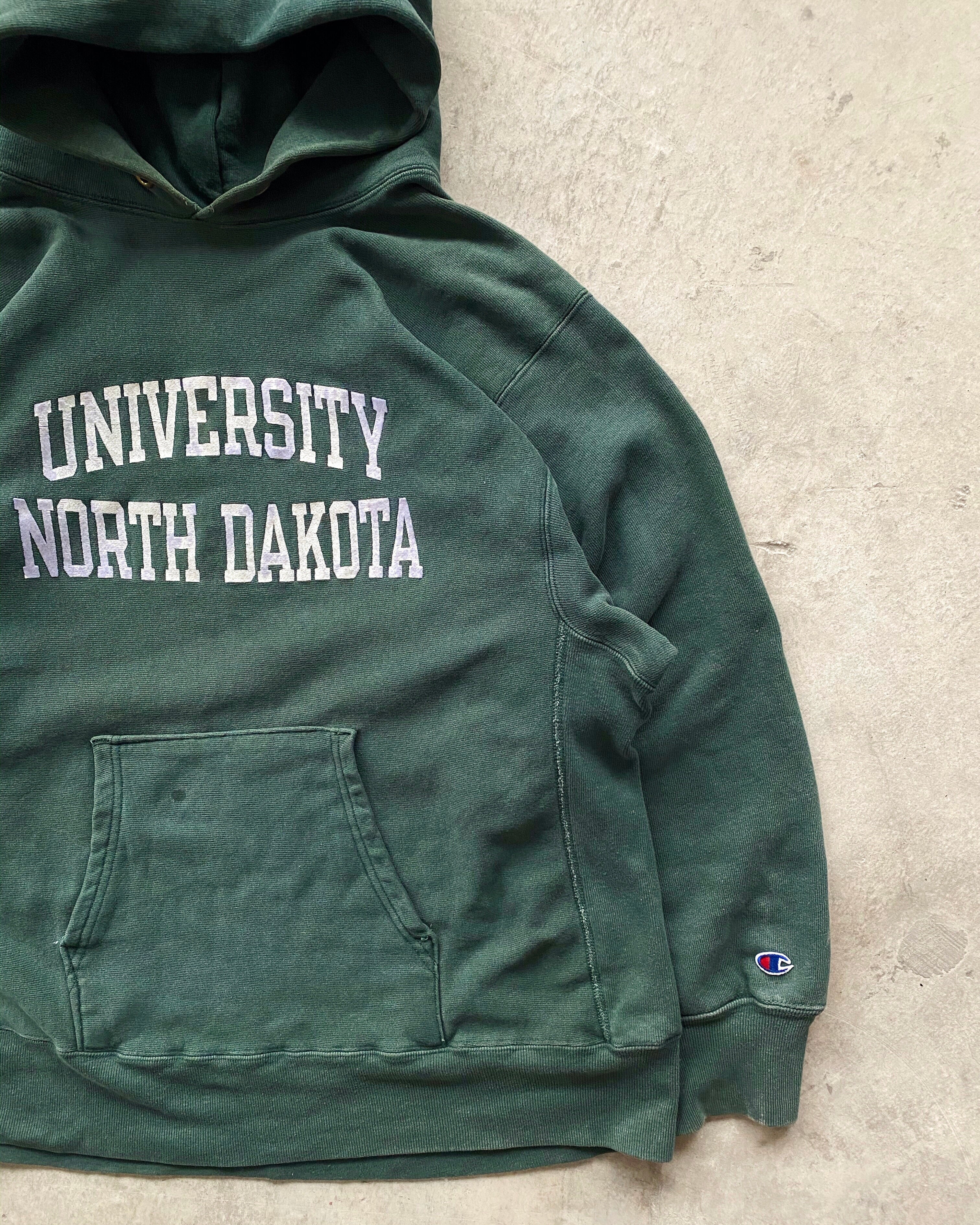 1980S 'UNIVERSITY NORTH DAKOTA' GREEN CHAMPION REVERSE WEAVE HOODIE (L-XXL)