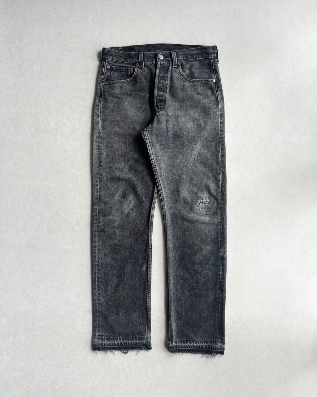 1990S FADED BLACK LEVI'S 501 RELEASED HEM JEANS (31X30)