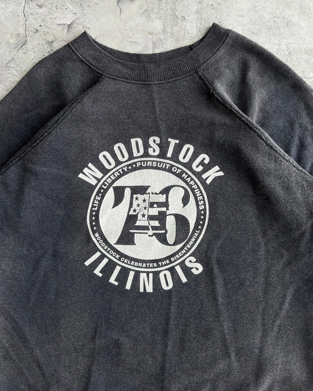 1980S 'WOODSTOCK ILLIONOIS' SHORTSLEEVES RAGLAN SWEATSHIRT (M)