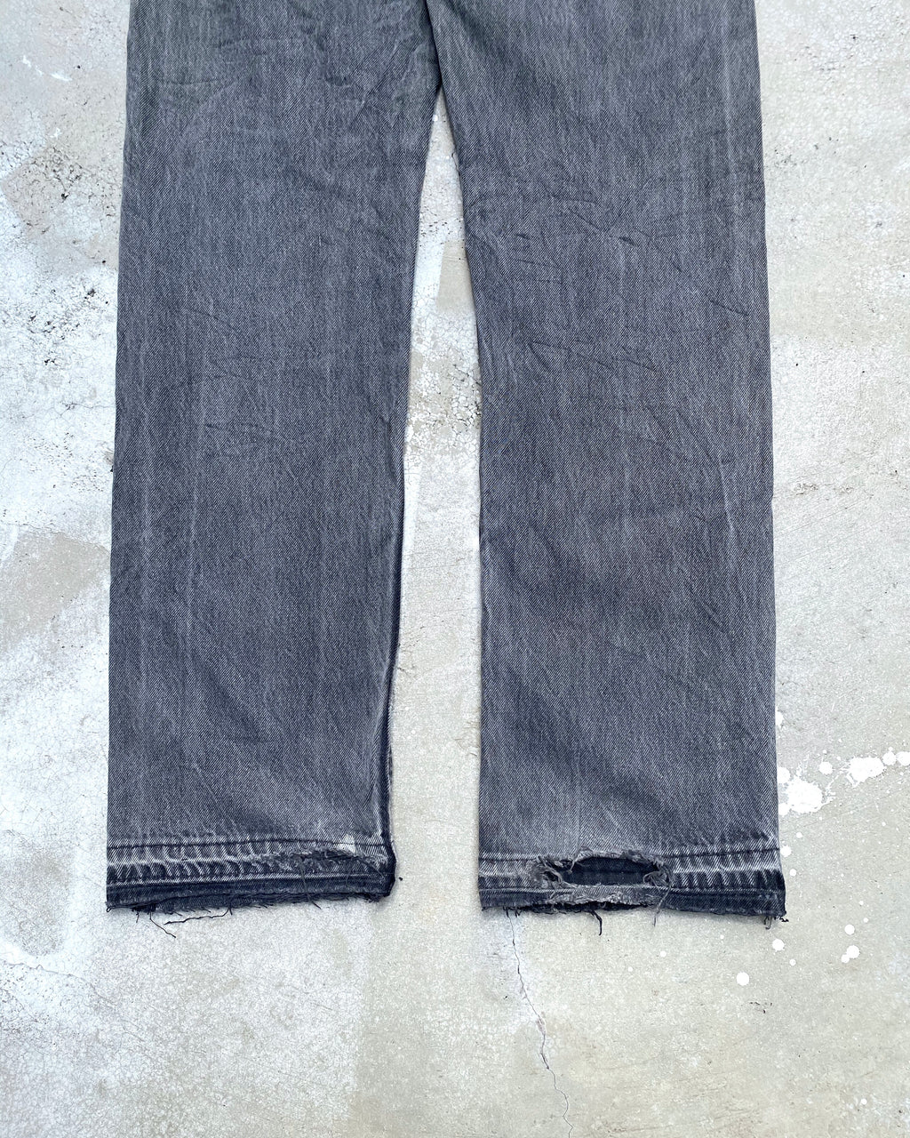 1990S FADED BLACK LEVI'S 501 RELEASED HEM JEANS (31X32)