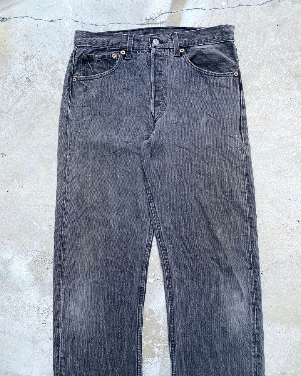 1990S FADED BLACK LEVI'S 501 RELEASED HEM JEANS (31X32)