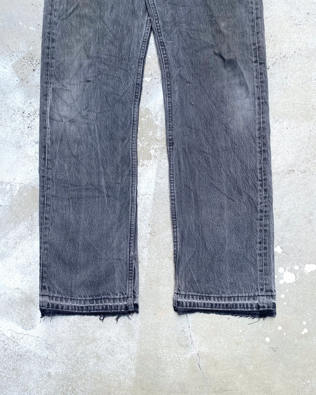 1990S FADED BLACK LEVI'S 501 RELEASED HEM JEANS (31X32)