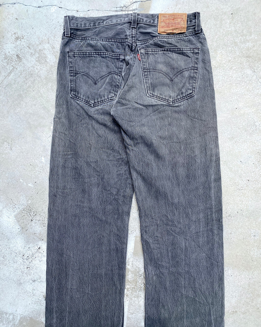 1990S FADED BLACK LEVI'S 501 RELEASED HEM JEANS (31X32)