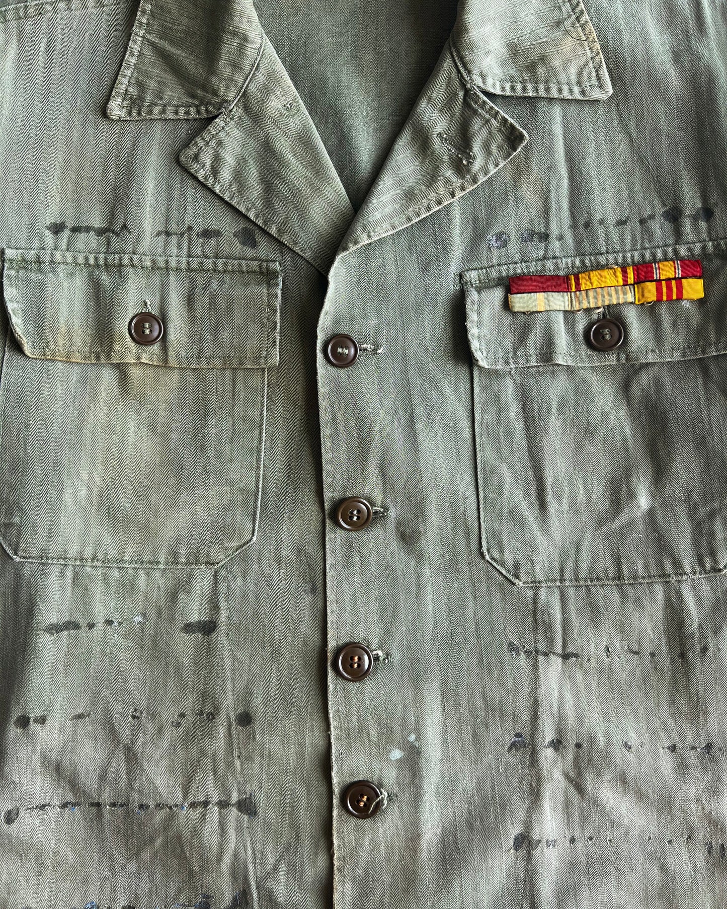 1950S FADED OG-107 PATCHED HBT ARMY SHIRT (M/L)