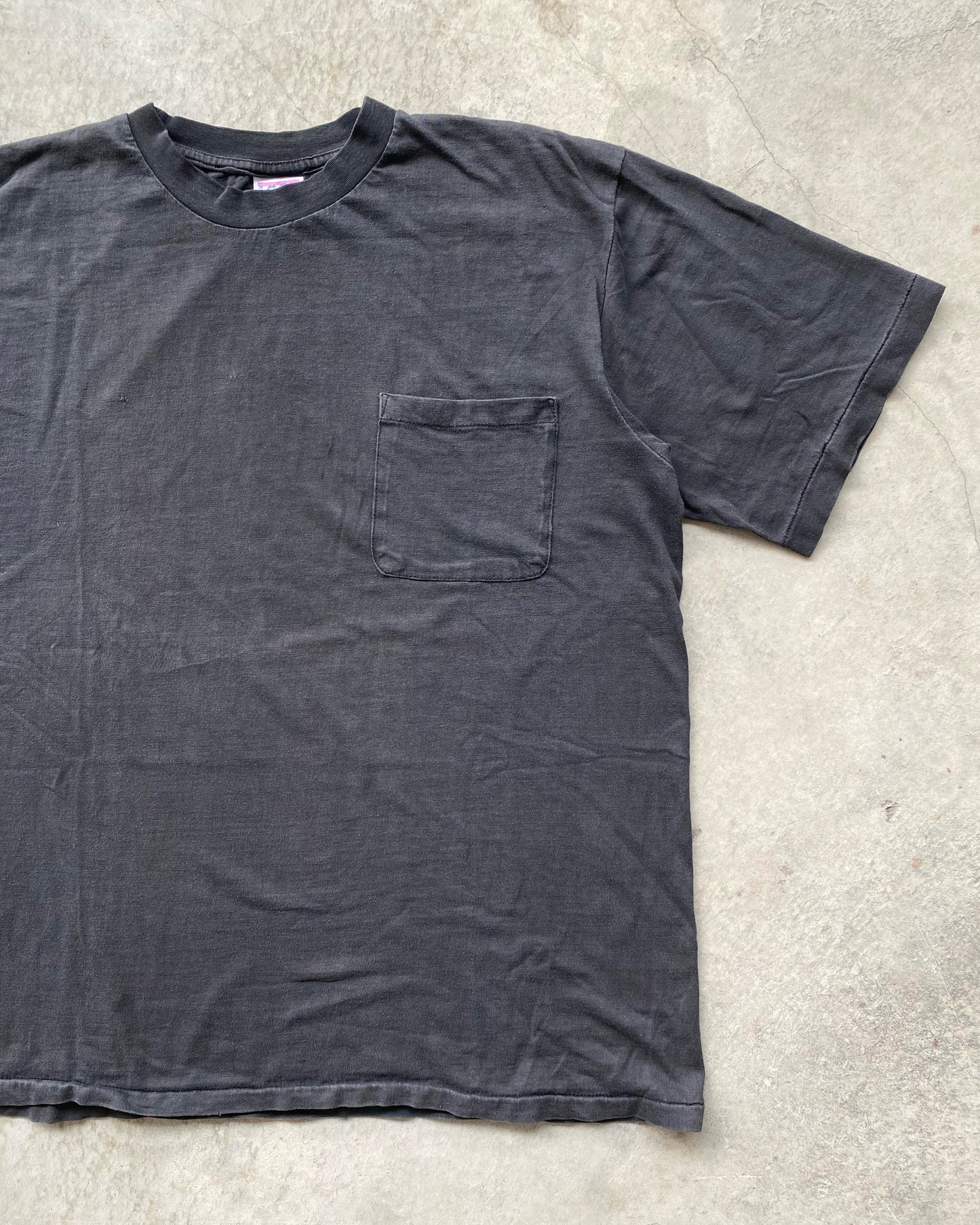 1990S FADED BLACK SINGLE POCKET BLANK TEE (L)