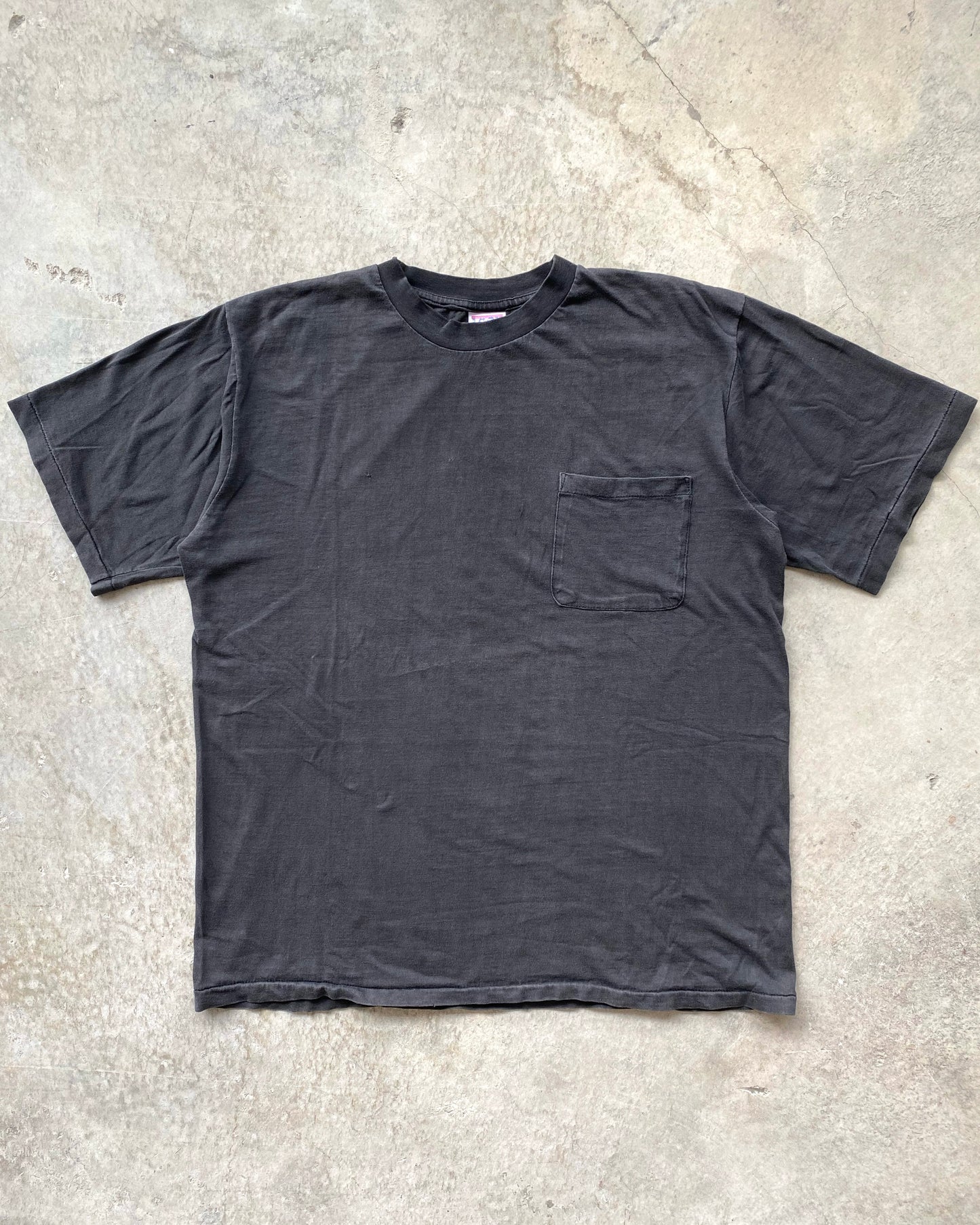 1990S FADED BLACK SINGLE POCKET BLANK TEE (L)