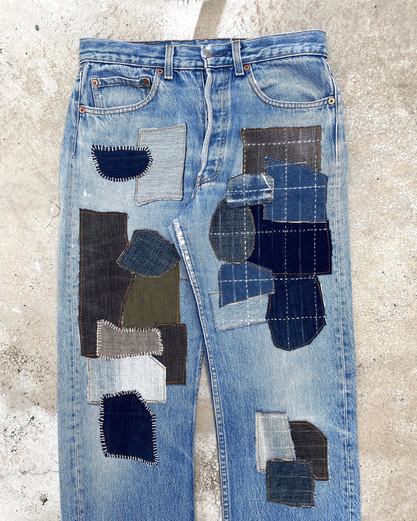 1980S FADED BLUE LEVI'S 501 PATCHED JEANS (31X32)