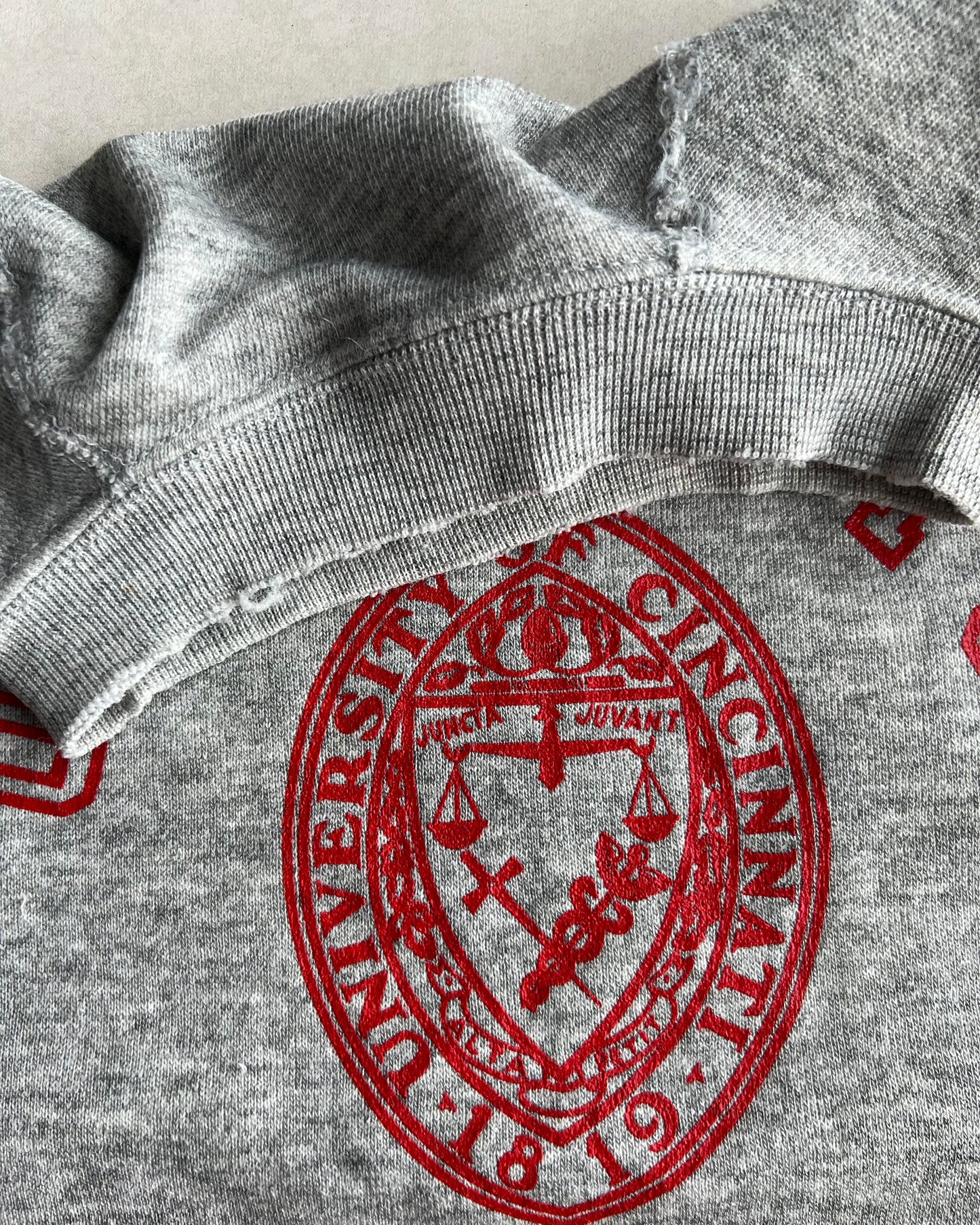 1970S 'UNIVERSITY OF CINCIANNATI' SHORT SLEEVES RAGLAN SWEATSHIRT (S/M)