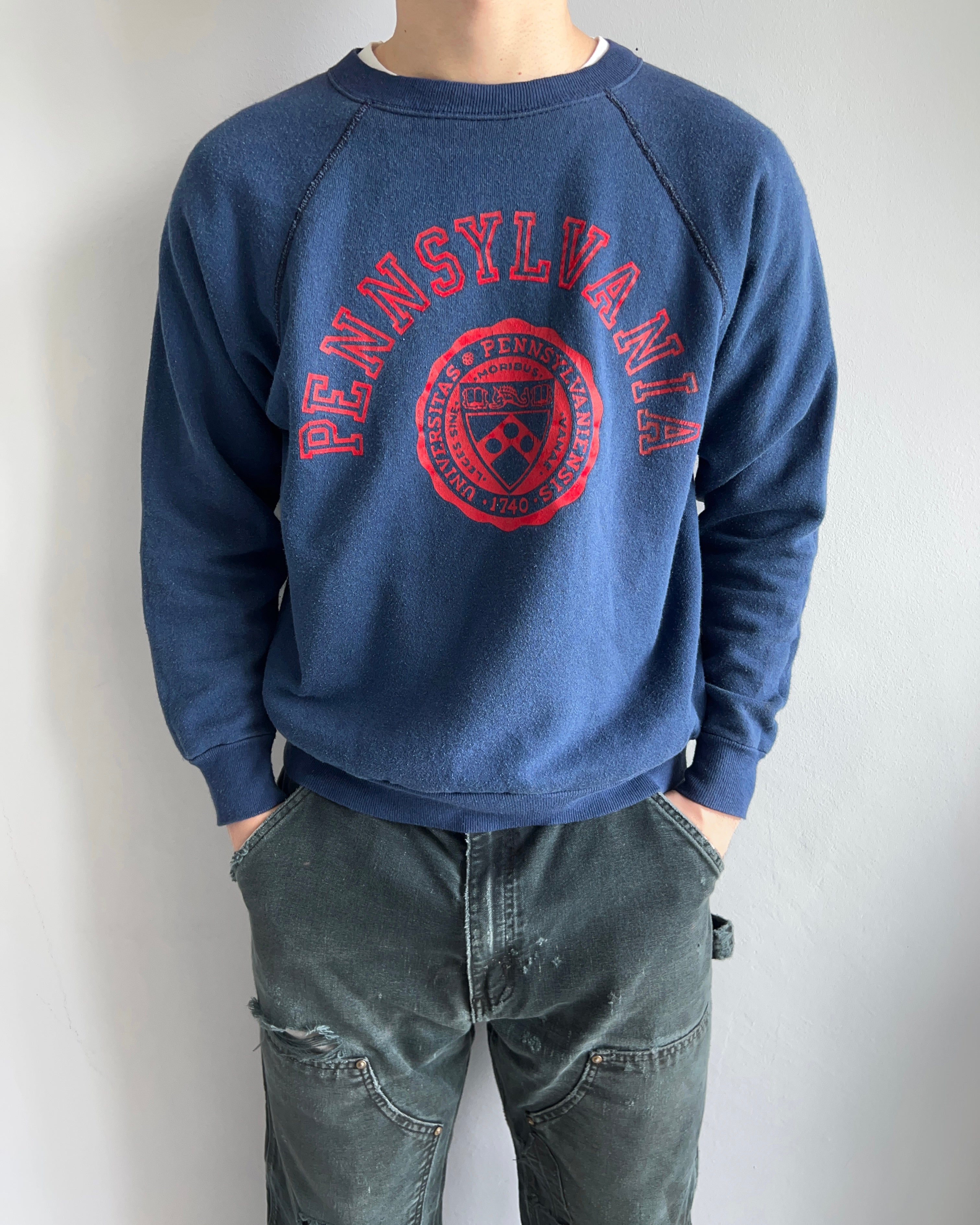 1970S 'UNNIVERSITY OF PENNSYLVANIA' RAGLAN SWEATSHIRT (L)