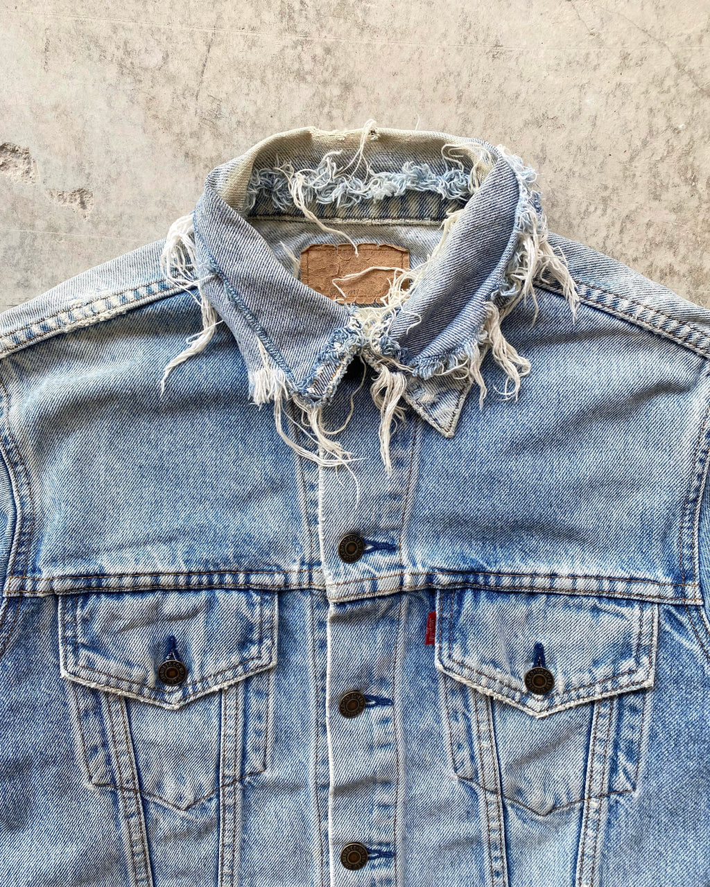 1980S FADED LEVI'S TYPE III DISTRESSED TRUCKER JACKET (S/M)