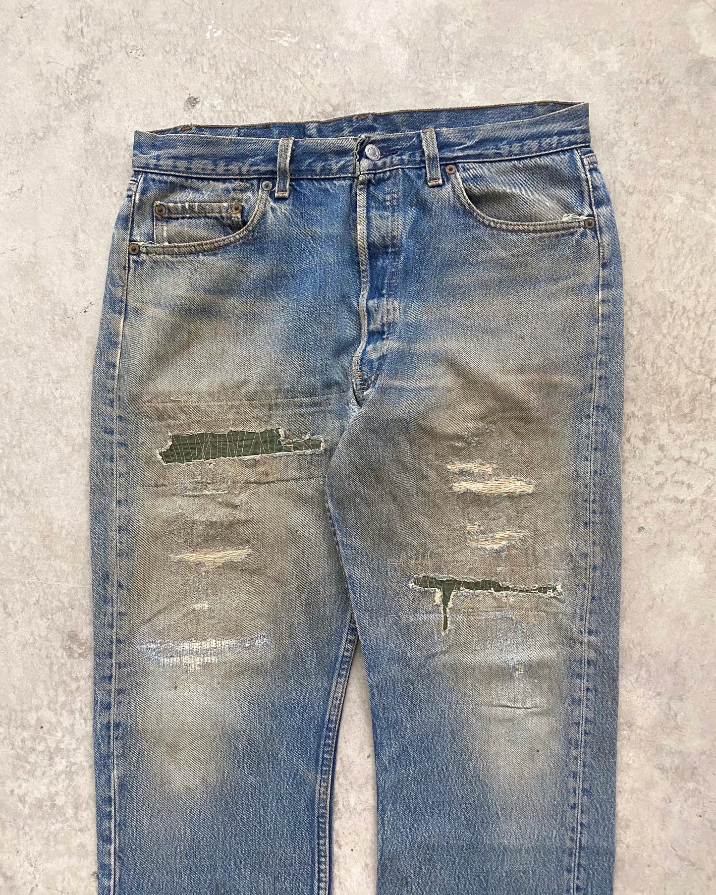 1980S MUD WASHED LEVI'S 501 REPAIRED JEANS (35X30)