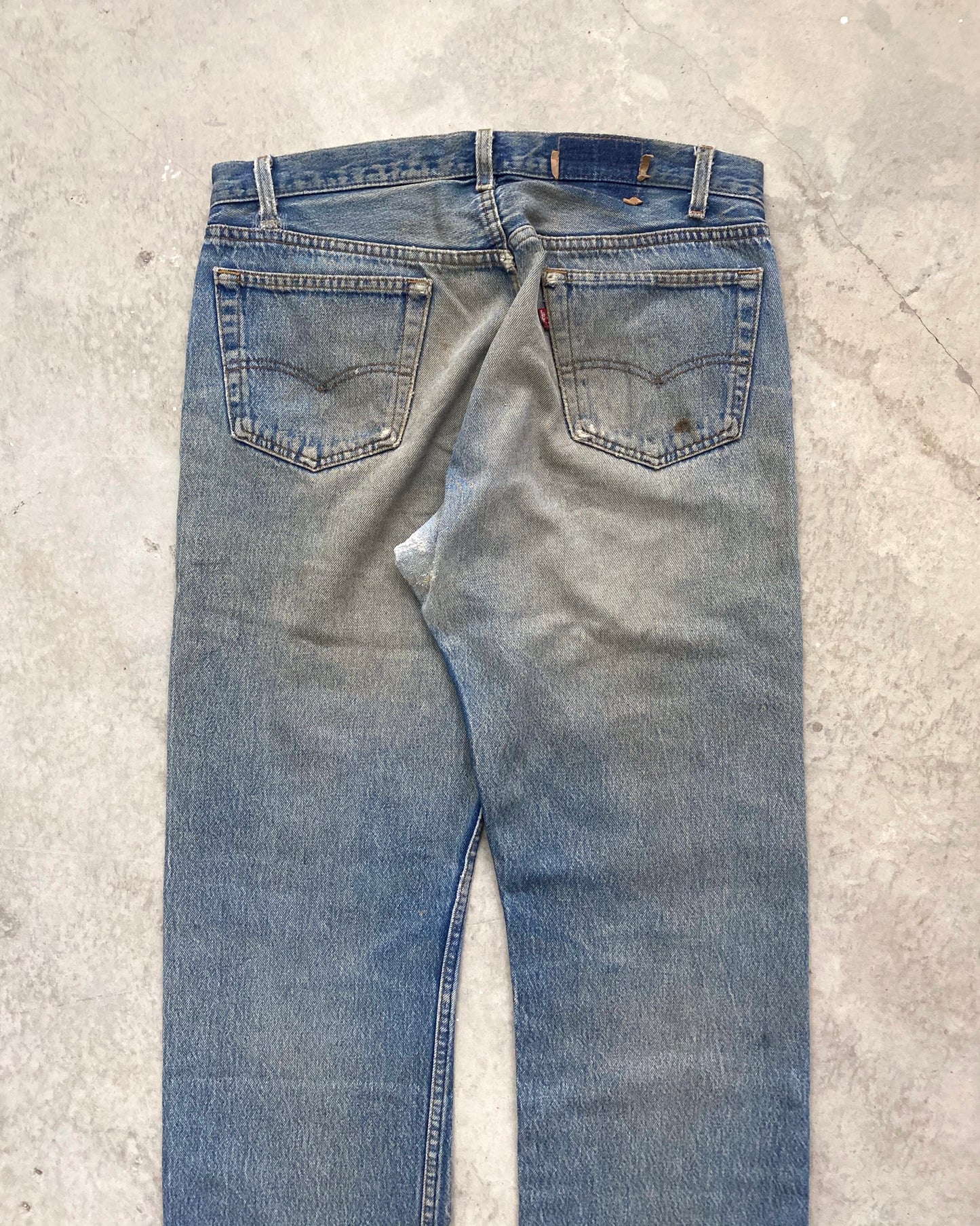 1980S MUD WASHED LEVI'S 501 REPAIRED JEANS (35X30)