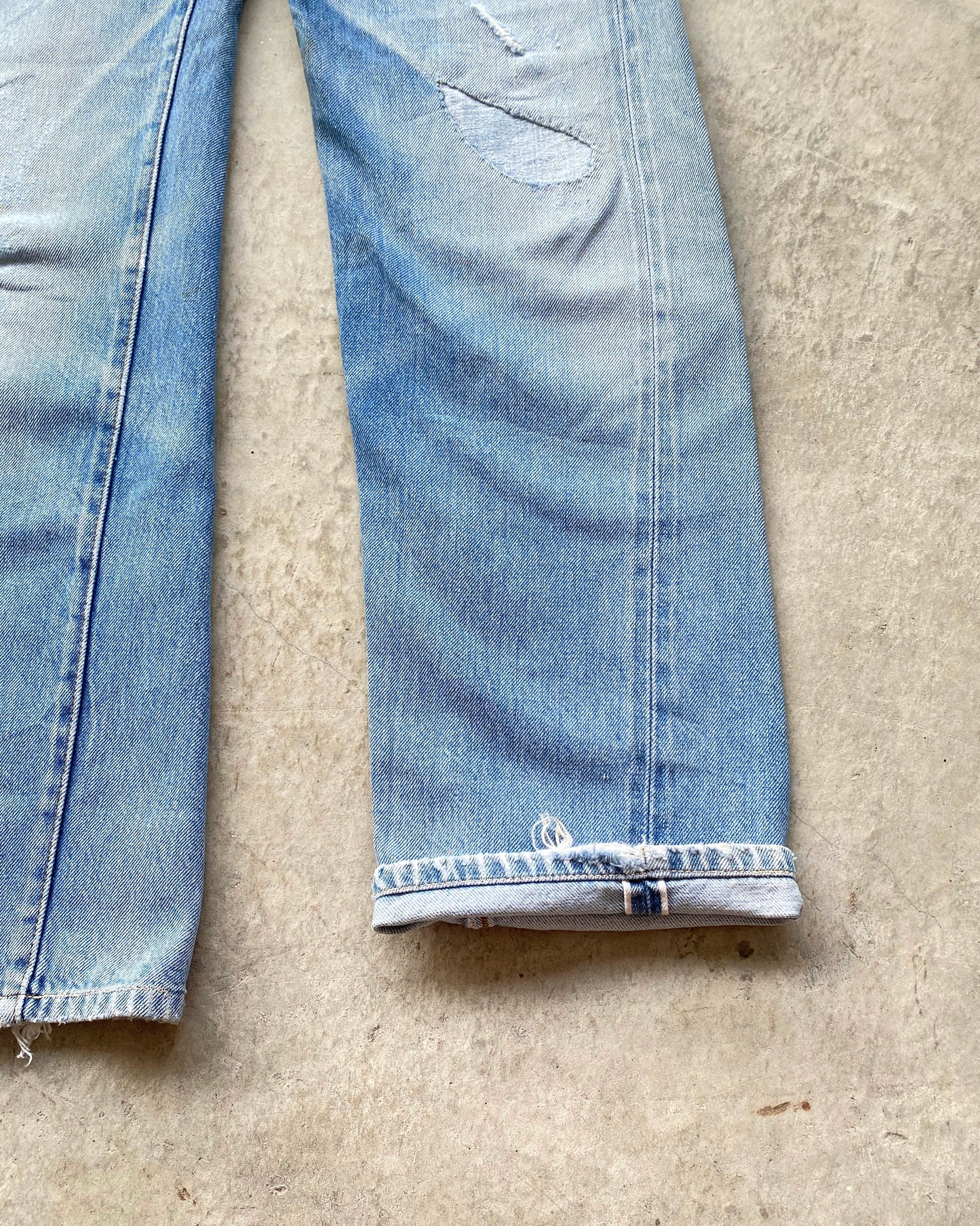 1980S FADED BLUE LEVI'S 501 REDLINE SELVEDGE REPAIRED JEANS (27X32)