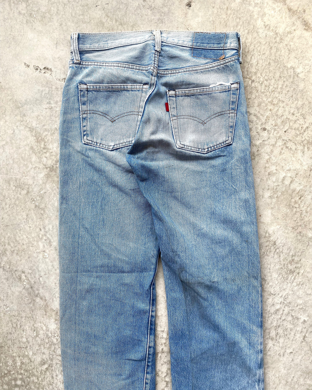 1980S FADED BLUE LEVI'S 501 REDLINE SELVEDGE REPAIRED JEANS (27X32)