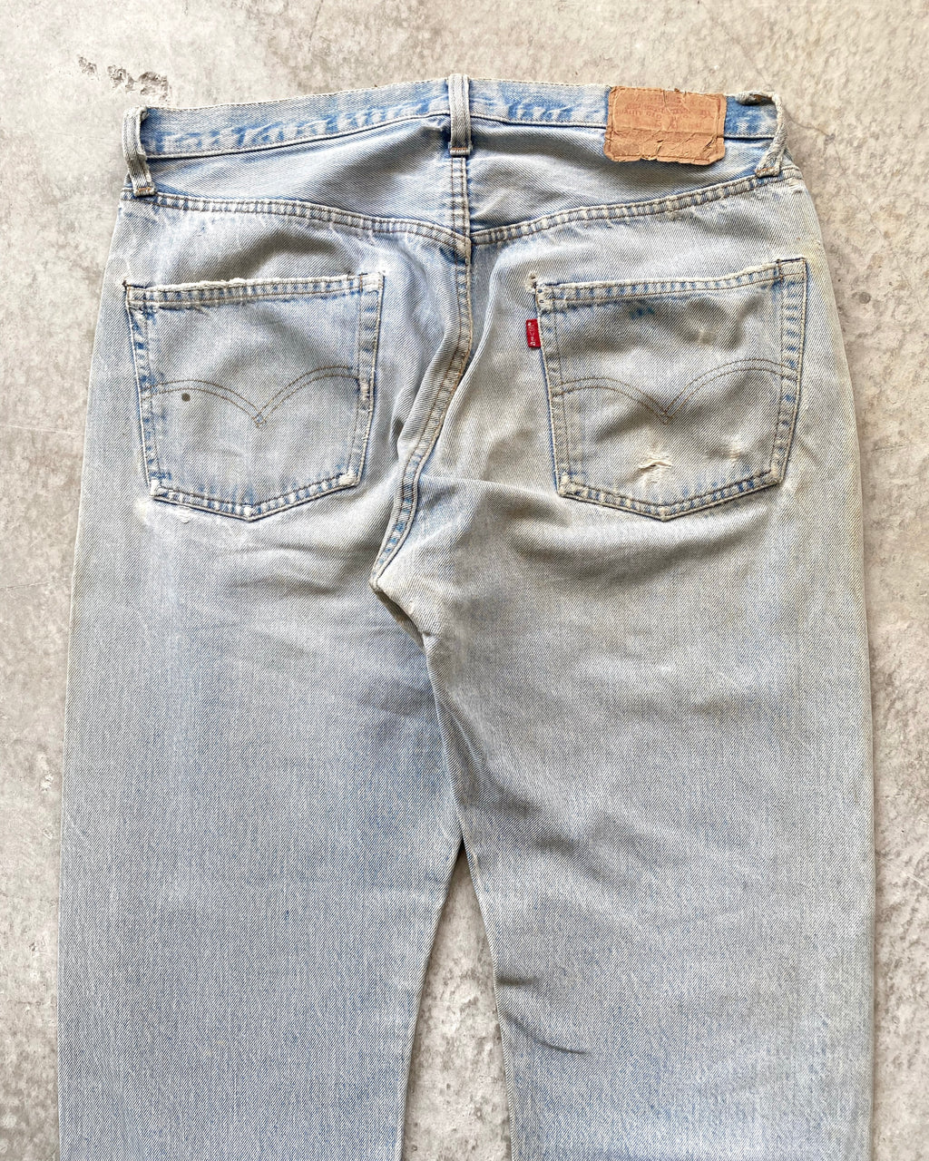 1970S LIGHT WASHED LEVI'S 501 REDLINE SELVEDGE REPAIRED JEANS (36X31)
