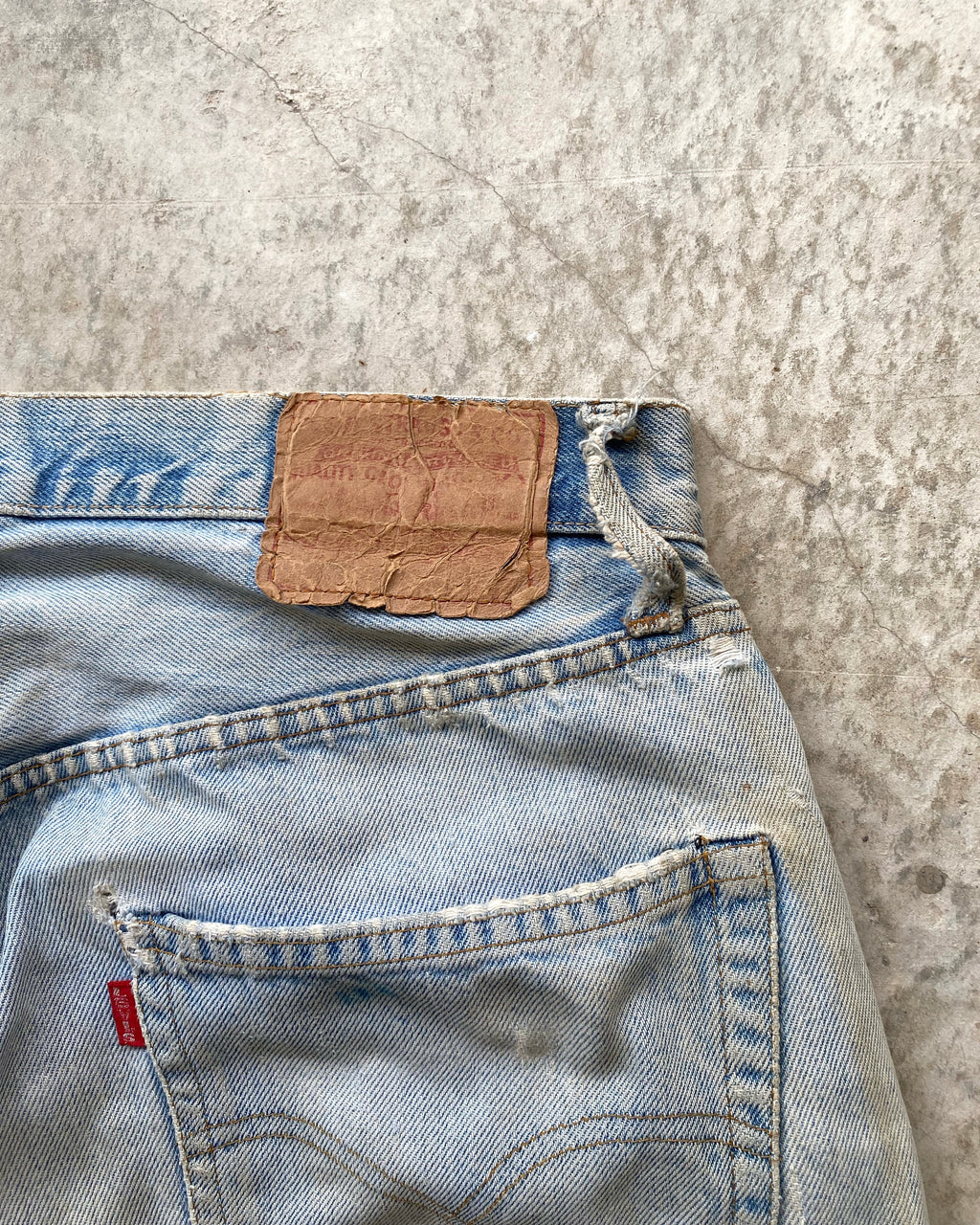 1970S LIGHT WASHED LEVI'S 501 REDLINE SELVEDGE REPAIRED JEANS (36X31)