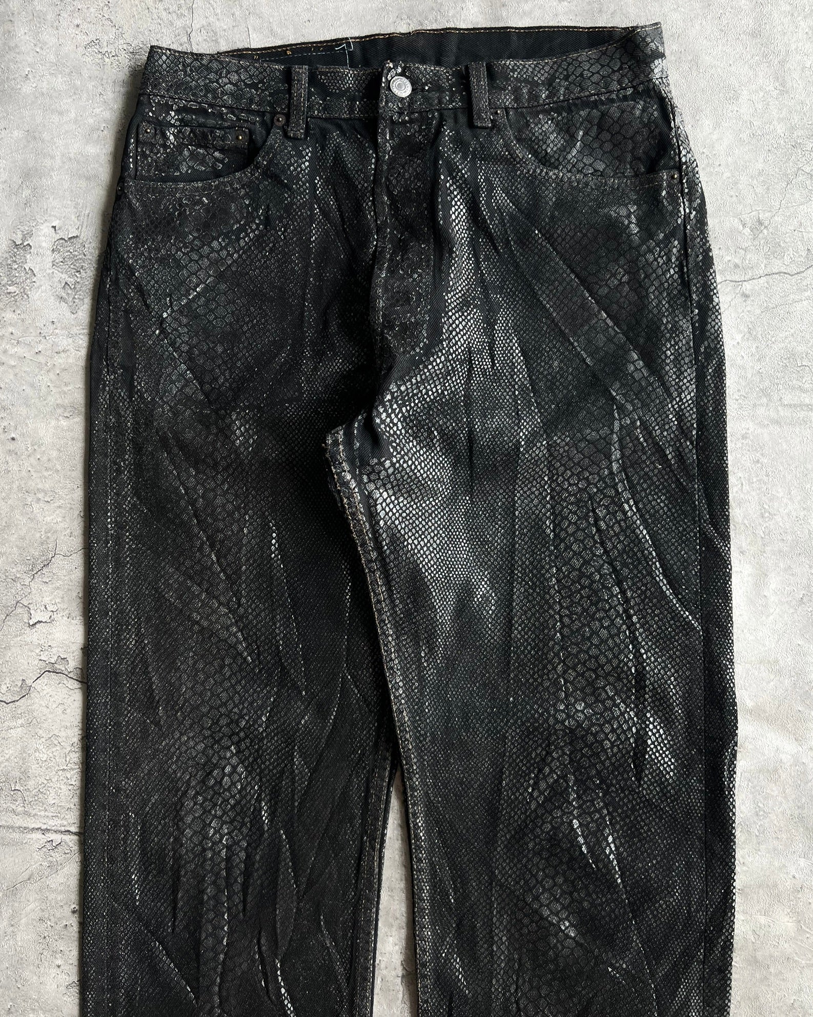 1990S BLACK WAXED SNAKE SKIN LEVI'S 501 JEANS (32X34)