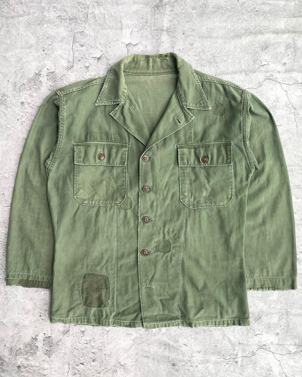 1950S US ARMY OG-107 SATEEN REPAIRED SHIRT (M/L)