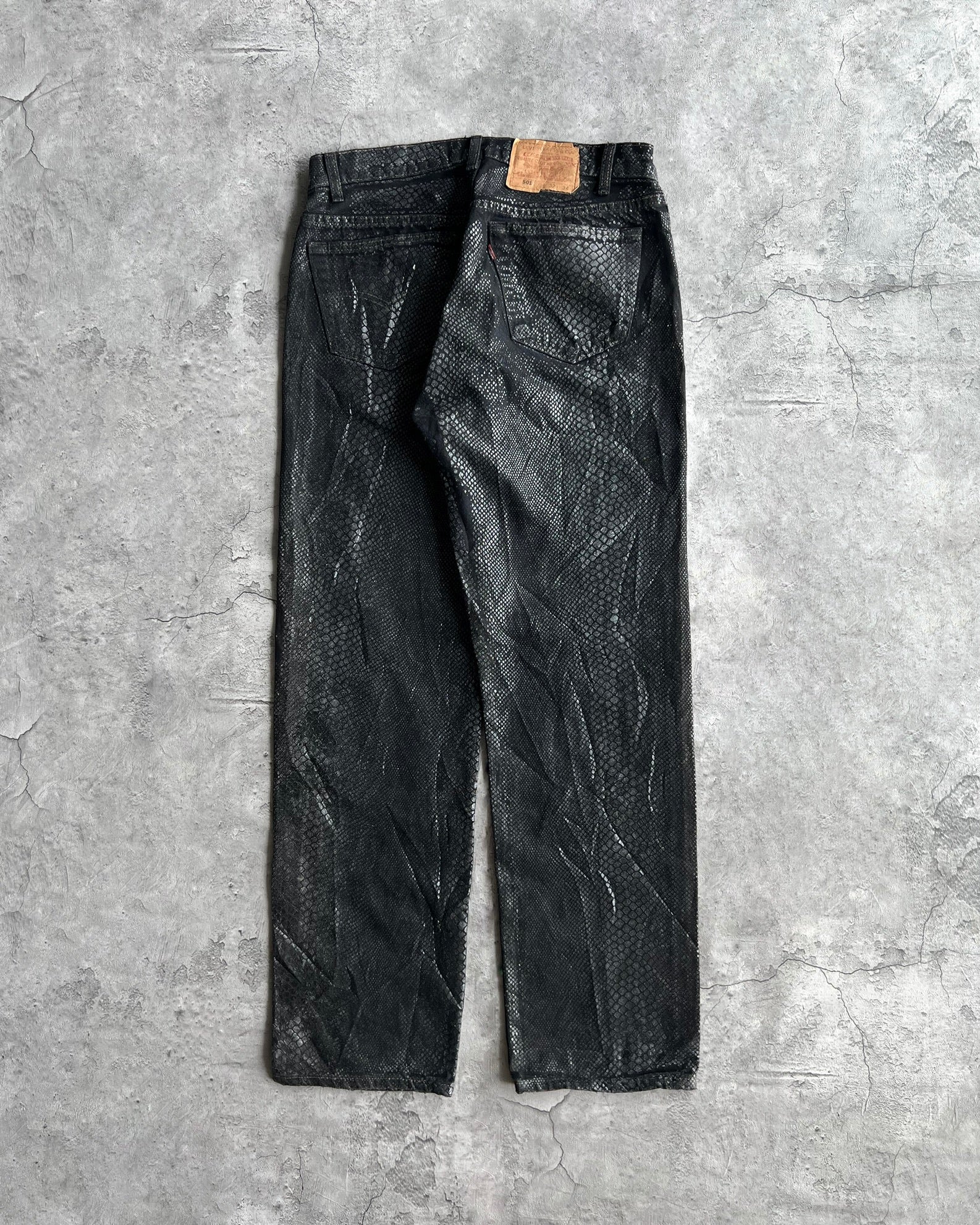 1990S BLACK WAXED SNAKE SKIN LEVI'S 501 JEANS (32X34)