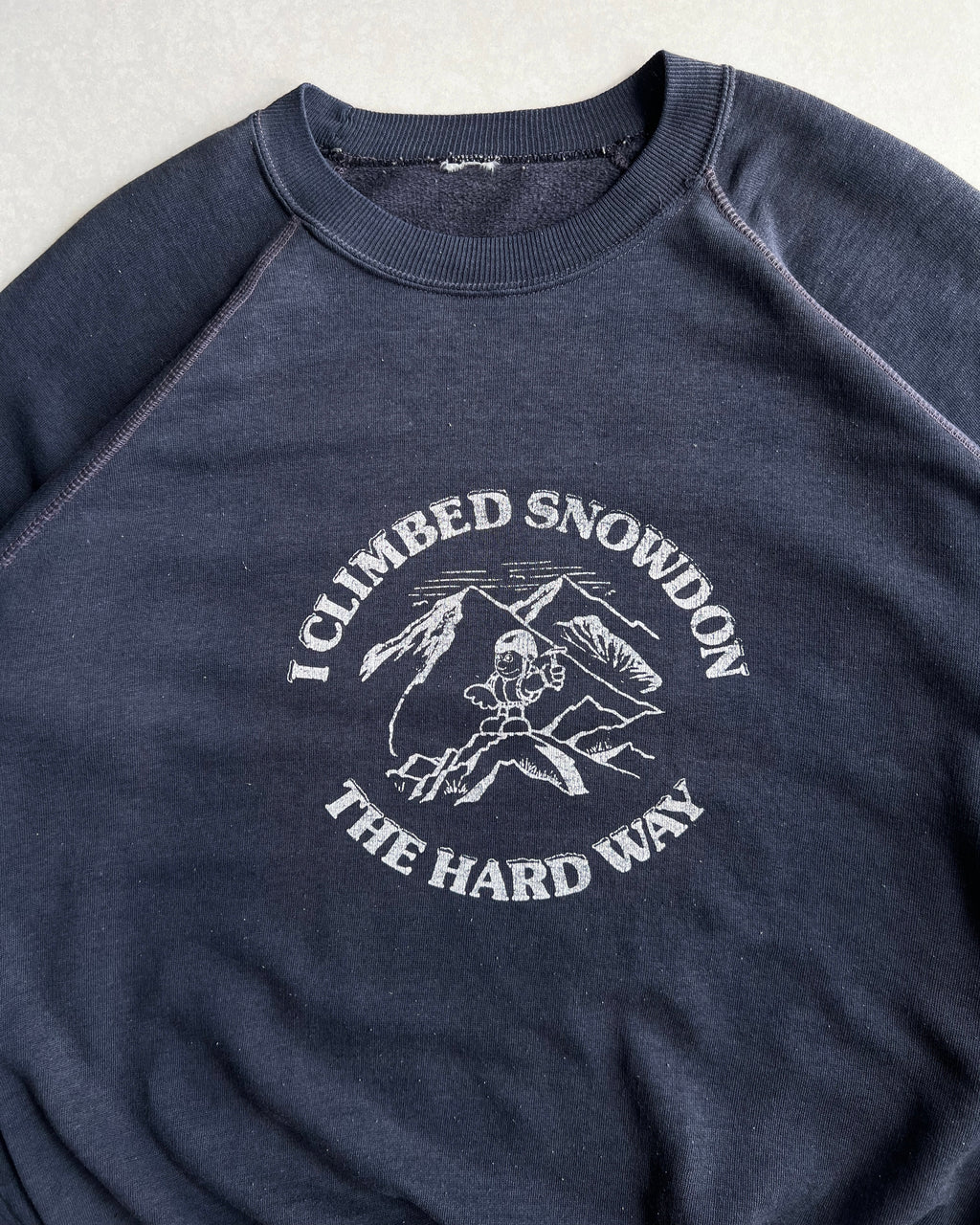 1980S 'I CLIMBED SNOWDON THE HARD WAY' RAGLAN SWEATSHIRT (M/L)